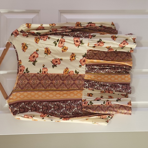 Francesca's peplum floral blouse - Picture 2 of 3